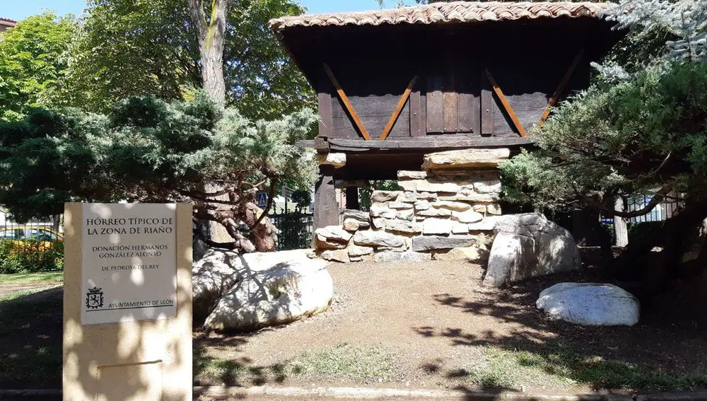 El Ayuntamiento de León recupera el hórreo de del parque de Los Reyes donado por los hermanos González Alonso