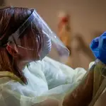 Una enfermera hace un test de coronavirus a en una iglesia convertirda en centro anti covid en Antwerp