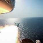 Lanzamiento de misiles en la misión "Gran Profeta 14" que ensaya con una maqueta del portaaviones norteamericano USS Nimitz en el estrecho de Ormuz