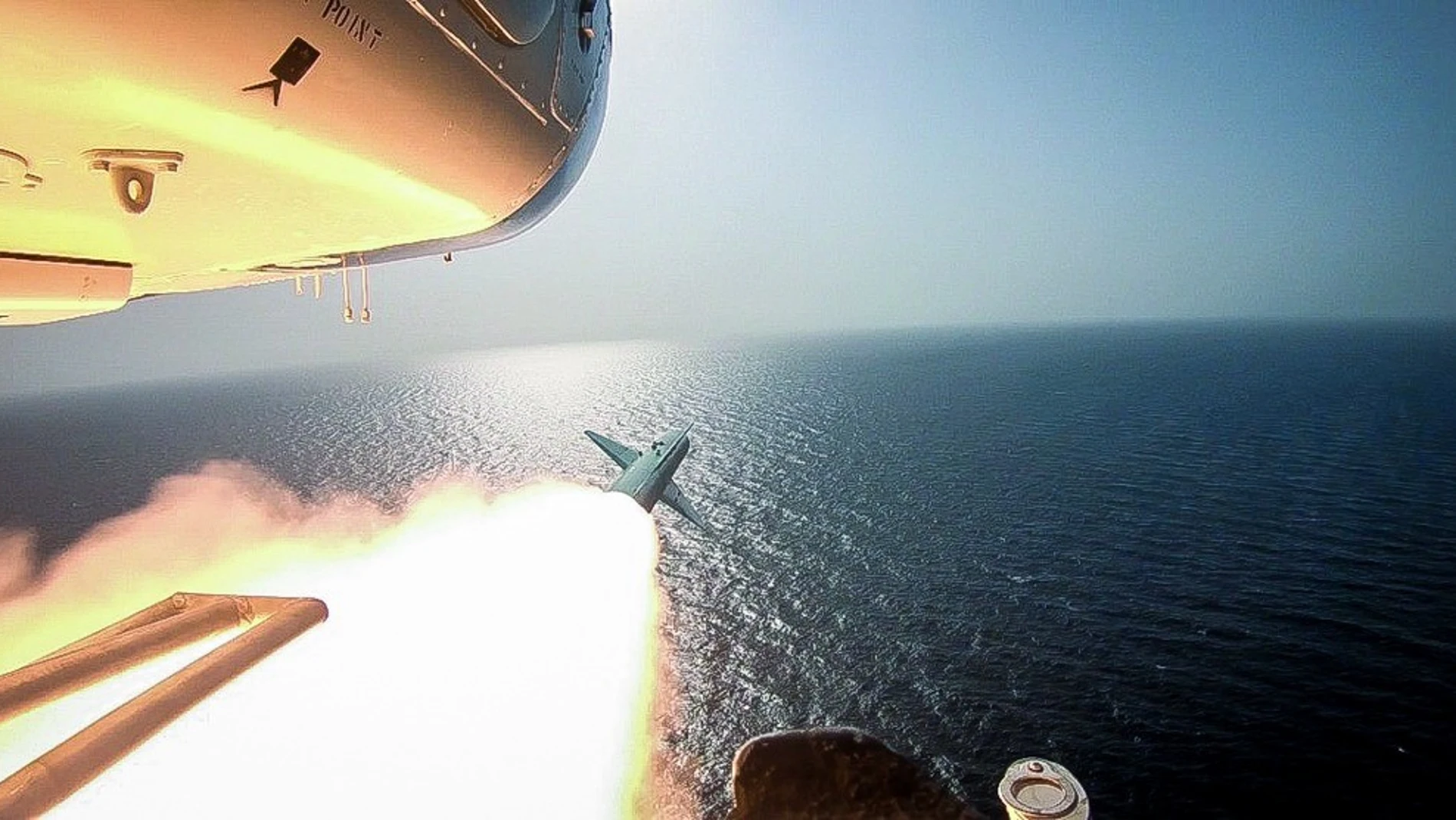 Lanzamiento de misiles en la misión "Gran Profeta 14" que ensaya con una maqueta del portaaviones norteamericano USS Nimitz en el estrecho de Ormuz