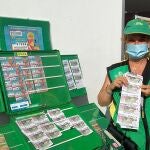 Una vendedora de la ONCE. EFE