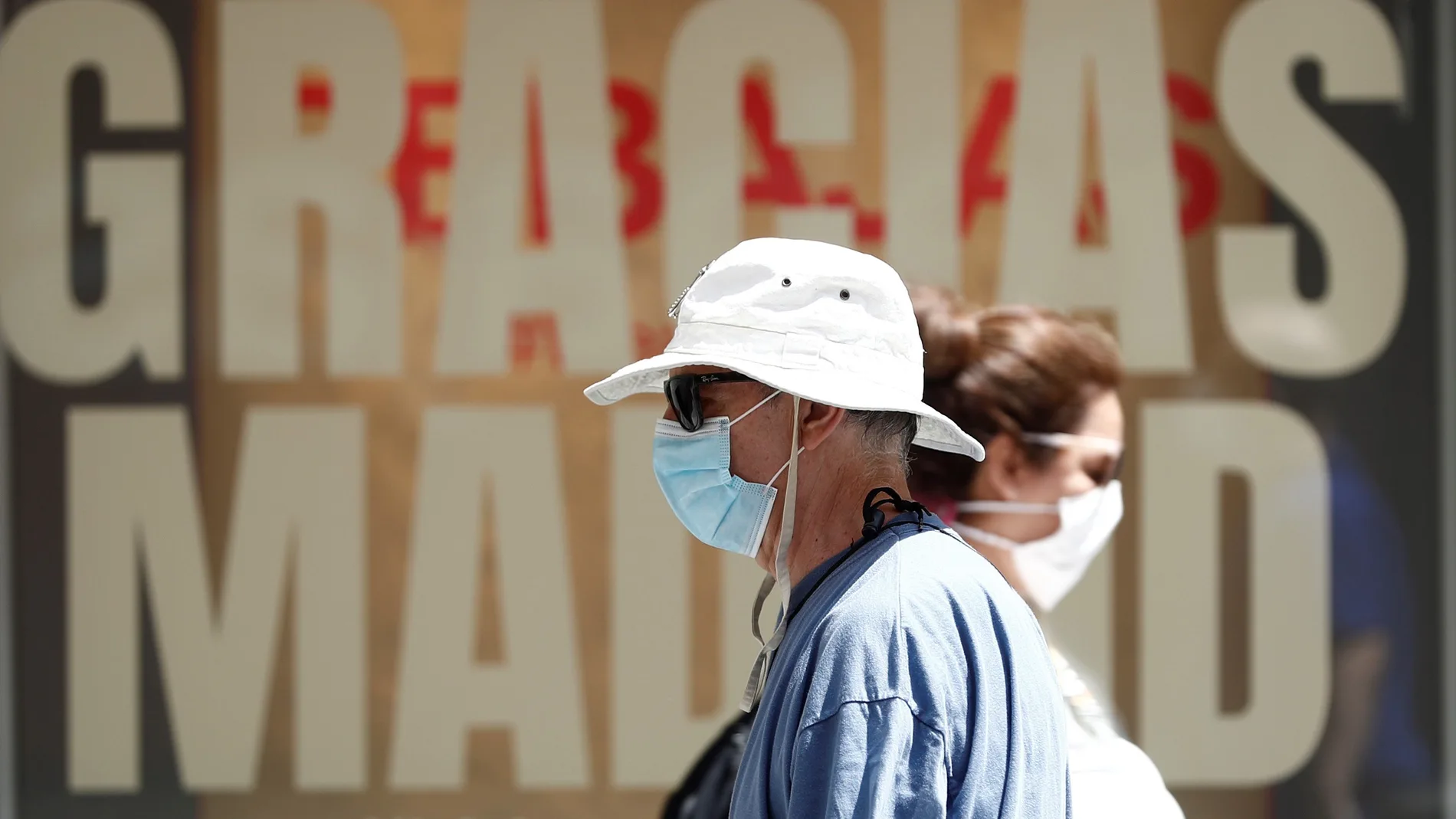 Madrid hace obligatoria la mascarilla y registrará a clientes de terrazas