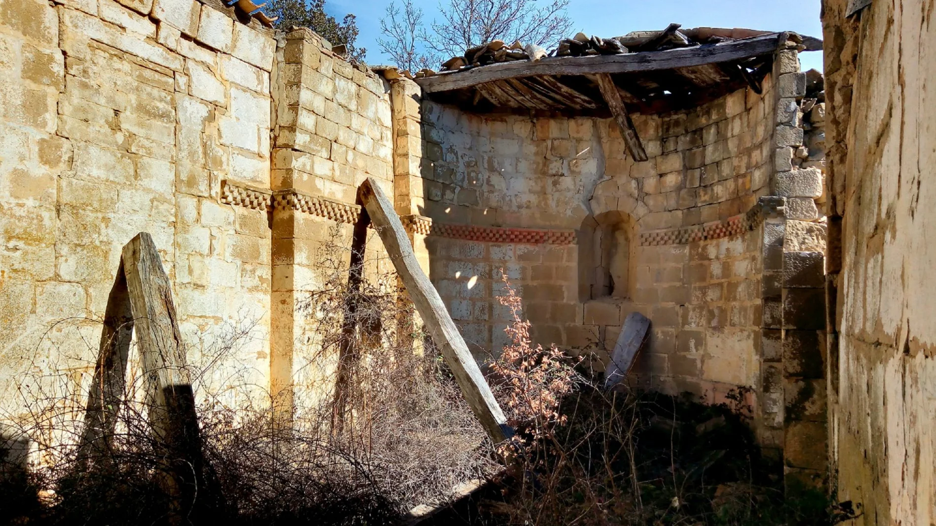 Interior de la Ermita de Santa Quiteria de Sibirana en Uncastillo (Zaragoza), en un estado deplorable de conservación