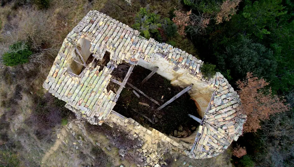 El techo de la iglesia del siglo XII, en un estado alarmante, se ha derrumbado
