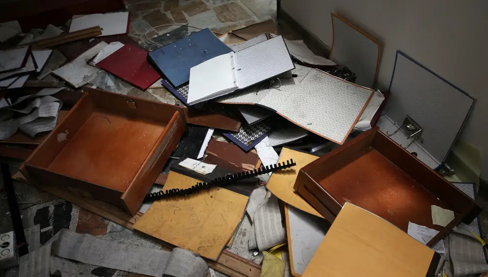 Cuadernos y mobiliario destrozado de la oficina diplomática de Caracas en la capital colombiana