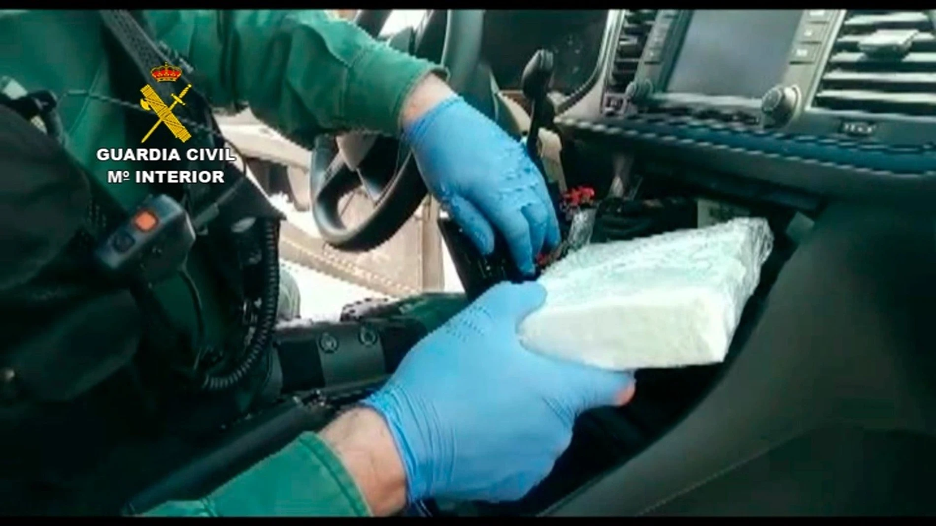 Doble fondo de un coche utilizado por una organización que distribuía cocaína desde Málaga a otras ciudades de Andalucía