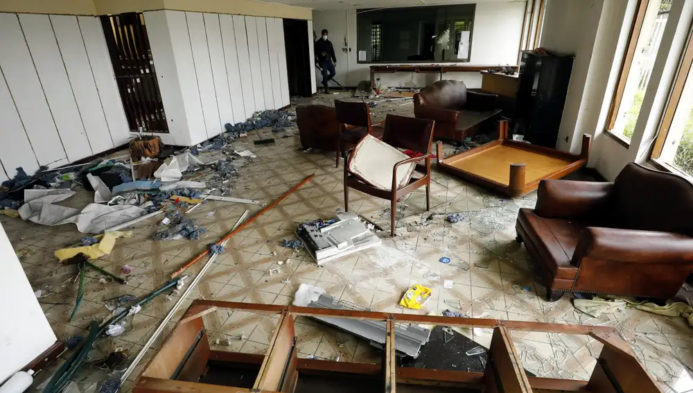 Vista general de los destrozos al interior del consulado de Venezuela este martes, en Bogotá (Colombia). La sede del consulado de Venezuela en Bogotá, que según denunció el Gobierno de ese país fue objeto de "saqueo y vandalización", está abandonada y en ruinas desde hace meses, un retrato del estado de las inexistentes relaciones entre los dos países. La casona de dos plantas, situada en el barrio Santa Bibiana, en el costado oriental de la Autopista Norte de Bogotá, conserva los muros externos pero por su interior parece que hubiera pasado un huracán, según constaron periodistas de Efe que visitaron este martes el lugar. EFE/ Mauricio Duenas Castañeda