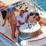 Enrique Ponce y Ana Soria pasan el día en alta mar con la familia y las amigas de la jovenBARCO;TORERO;MAR;Raúl Terrel / Europa Press19/07/2020
