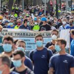 Unos 1.200 trabajadores de los astilleros de Navantia Puerto Real (Cádiz) y de empresas auxiliares se han manifestado hoy por las calles de Cádiz