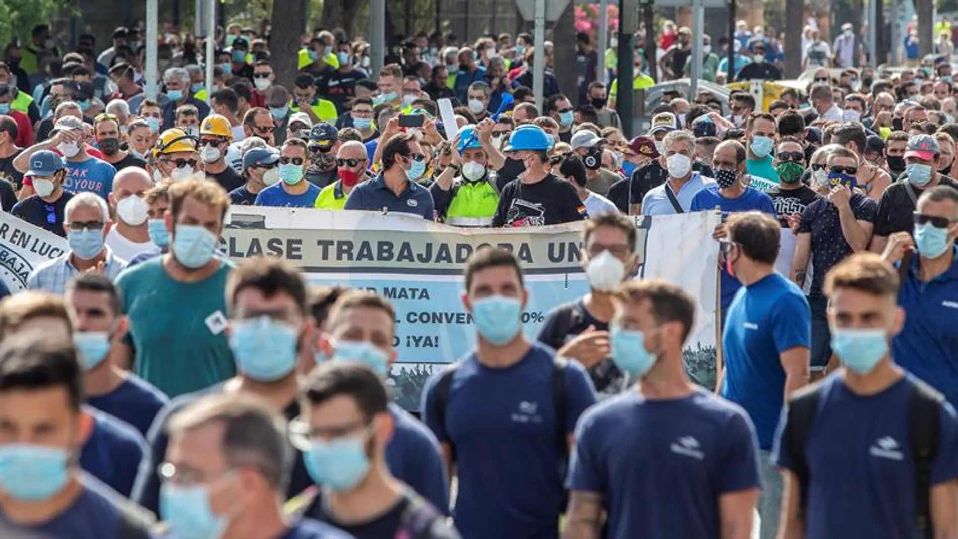 Unos 1.200 trabajadores de los astilleros de Navantia Puerto Real (Cádiz) y de empresas auxiliares se han manifestado hoy por las calles de Cádiz