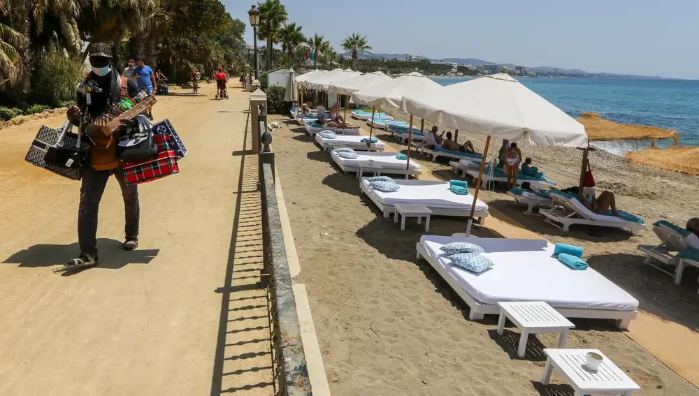 Este año las playas, Puerto Banús y, en general, toda Marbella, presenta un aspecto completamente diferente al del glamour y fiesta de otros años