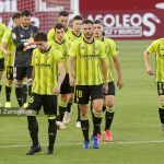 Los jugadores del Real Zaragoza, sobre el terreno de juego