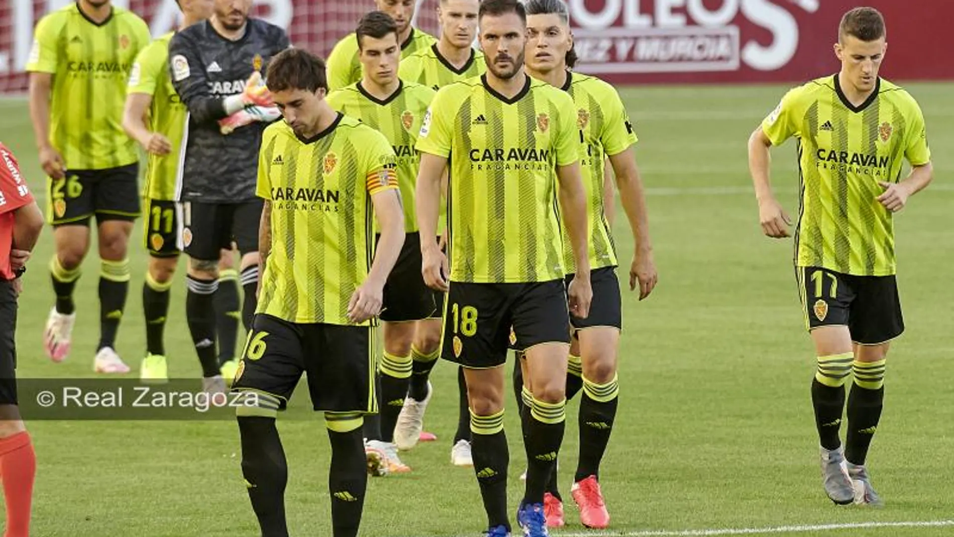 Los jugadores del Real Zaragoza, sobre el terreno de juego