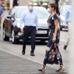 La Reina Doña Letizia a su llegada al Mercado Nacional de Ganados de Torrelavega, Cantabria (España), a 29 de julio de 2020. La visita de los Reyes a la región cántabra se enmarca en la gira que están llevando a cabo por las comunidades autónomas para reconocer el esfuerzo del conjunto de la sociedad española frente a la pandemia del Covid-19 y apoyar a distintos sectores sociales en la recuperación de la actividad.29 JULIO 2020 MONARQUÍA;REALEZA;CASA REALJuan Manuel Serrano Arce / Europa Press29/07/2020