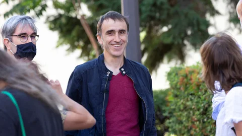 Egoitz (c), hijo de"Ternera", celebra la libertad de su padre. EFE/Fernando Pérez