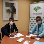 Firma del acuerdo, suscrito por el director de Área de Marbella de Unicaja Banco, Francisco Jimena López, y el presidente de Apymem, Enrique Guerrero Ruiz