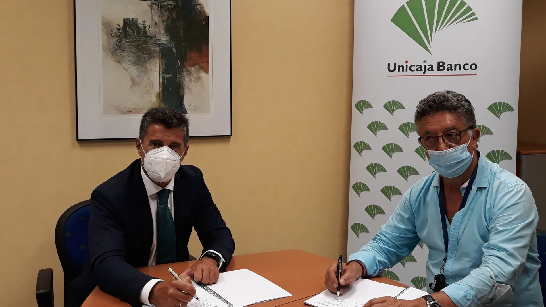 Firma del acuerdo, suscrito por el director de Área de Marbella de Unicaja Banco, Francisco Jimena López, y el presidente de Apymem, Enrique Guerrero Ruiz
