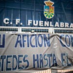 Pancarta de apoyo al Fuenlabrada en el Fernando Torres
