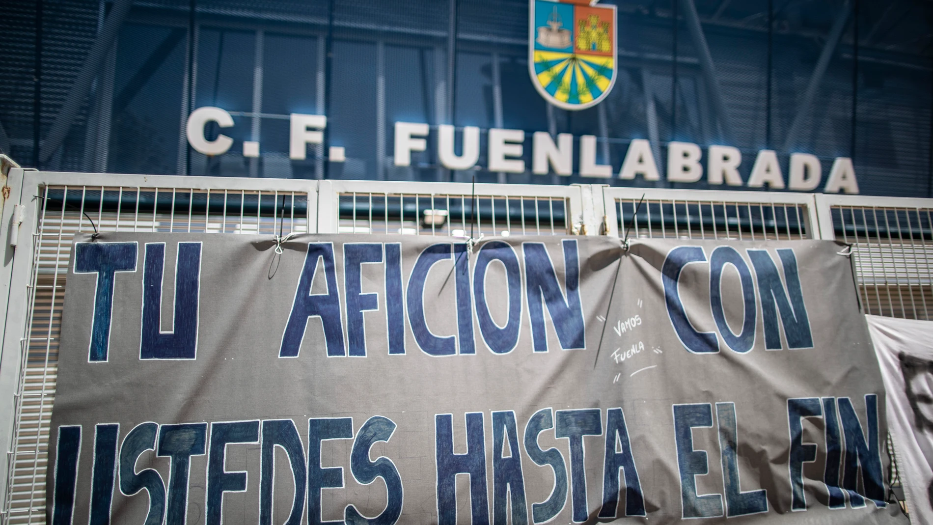 Pancarta de apoyo al Fuenlabrada en el Fernando Torres