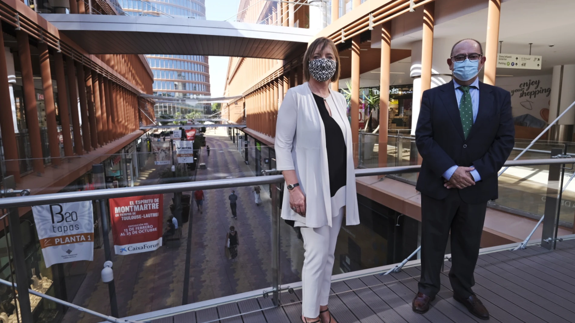 La directora territorial de CaixaBank en Andalucía Occidental y Extremadura, Mª Jesús Catalá, y el presidente de Aprocom, Tomás González, hoy en el centro comercial Torre Sevilla