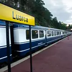 Tren Transcantábrico a su paso por Luarca