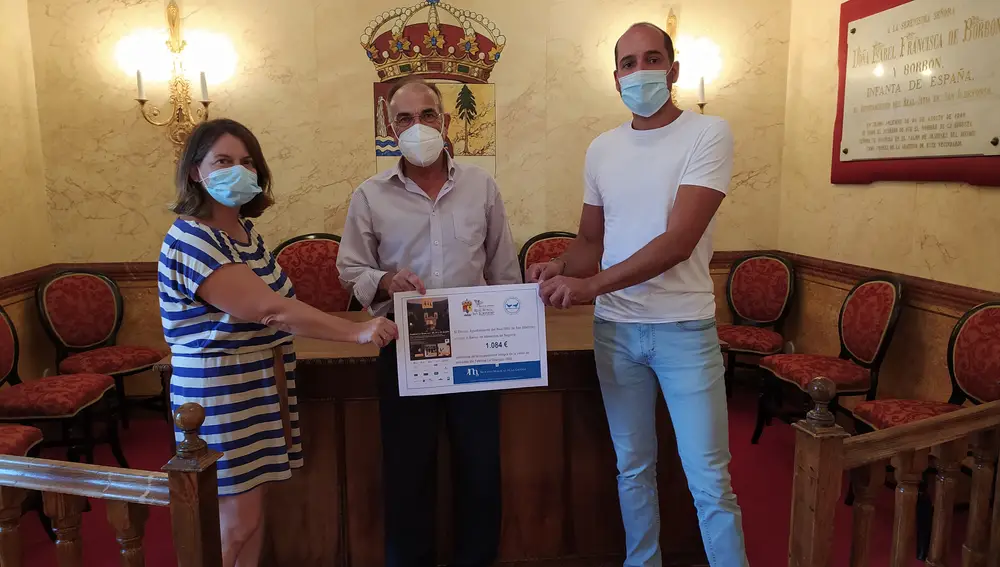 El Alcalde del Real Sitio, Samuel Alonso, acompañado por la Concejala de Turismo, Paloma Ramírez, han entregado la recaudación íntegra de las entradas vendidas al Presidente del Banco de Alimentos de Segovia, Rufo Sanz