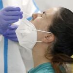 Una mujer se somete a una prueba de covid-19 en el CAP Roger de Barcelona
