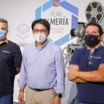 El diputado provincial de Cultura y Cine, Manuel Guzmán, junto al presidente de TESA, Juan Pedro Artero, y el secretario y portavoz de la mesa de trabajo de formación de la Asociación, Nico Fernández