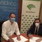 El Presidente de AVADECO, Alejandro García Pellitero, y el Director de Área Valladolid Centro de Unicaja Banco, Ricardo Cifuentes. firman el acuerdo