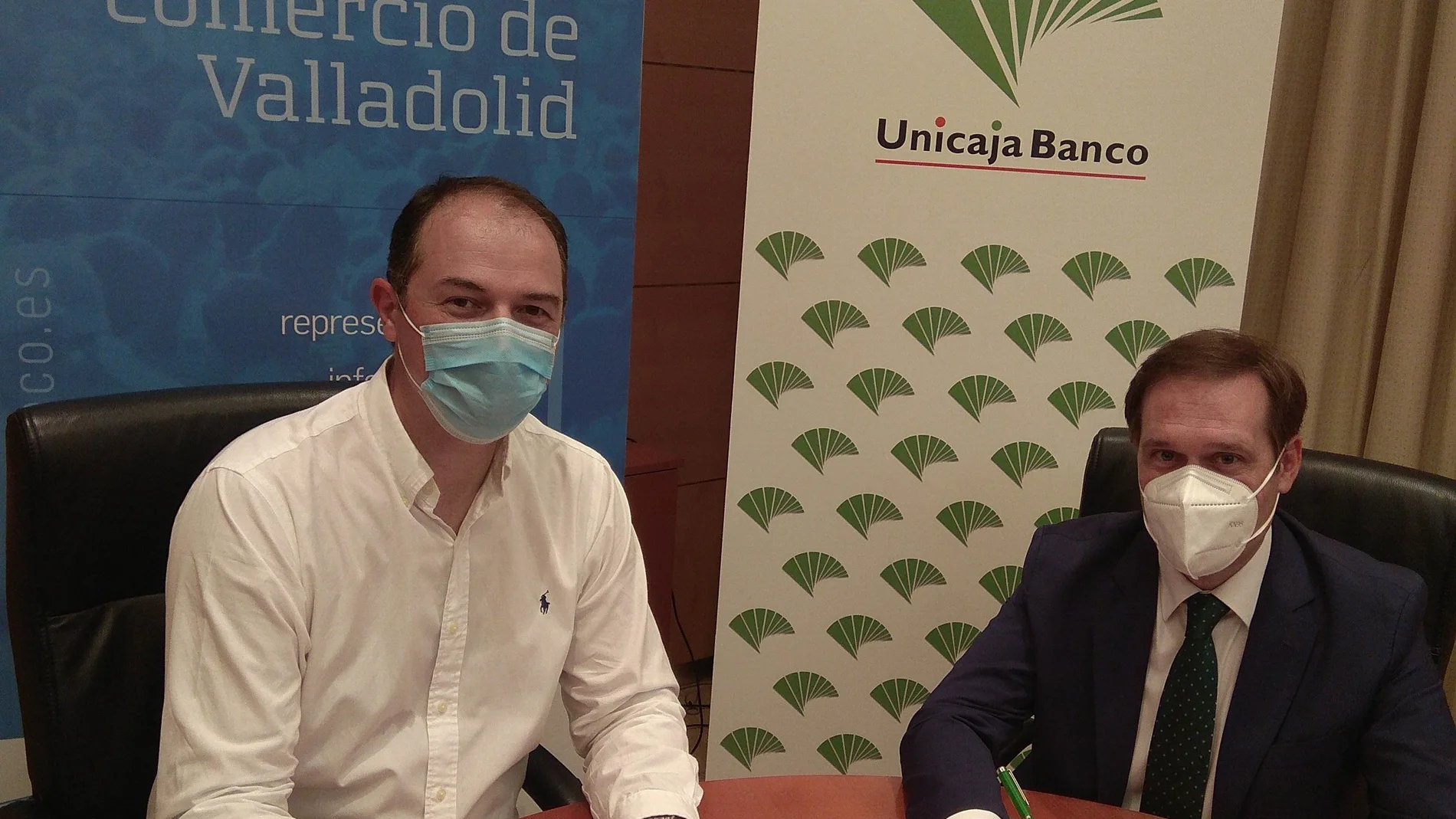 El Presidente de AVADECO, Alejandro García Pellitero, y el Director de Área Valladolid Centro de Unicaja Banco, Ricardo Cifuentes. firman el acuerdo