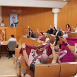 Momento de la votación de la moción a favor de la autonomía leonesa en el Ayuntamiento leonés de San Andrés del Rabanedo