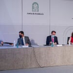 El presidente de la Junta de Andalucía, Juanma Moreno (2i), junto al presidente de la CEA, Javier González de Lara (2d), y las secretarias generales de UGT-A, Carmen Castilla (1i), y CCOO-A, Nuria López (d), en el Palacio de San Telmo
