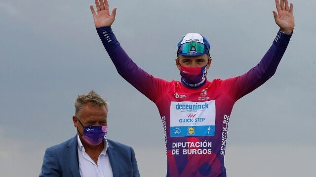 Evenepoel, en el podio, con mascarilla y el maillot de líder