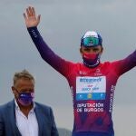 Evenepoel, en el podio, con mascarilla y el maillot de líder