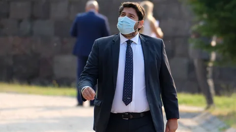 El presidente de Murcia, Fernando López Mirás, a su llegada a la Conferencia de Presidentes que busca el consenso para el reparto de los fondos de recuperación europeos por la crisis del coronavirus, este viernes en el monasterio de San Millán de Yuso, en San Millán de la Cogolla. EFE/ Abel Alonso
