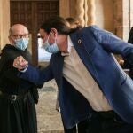 Pablo Iglesias saluda al prior del monasterio de San Millán de Yuso