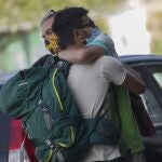 Dos personas se abrazan en Sevilla capital durante la pandemia