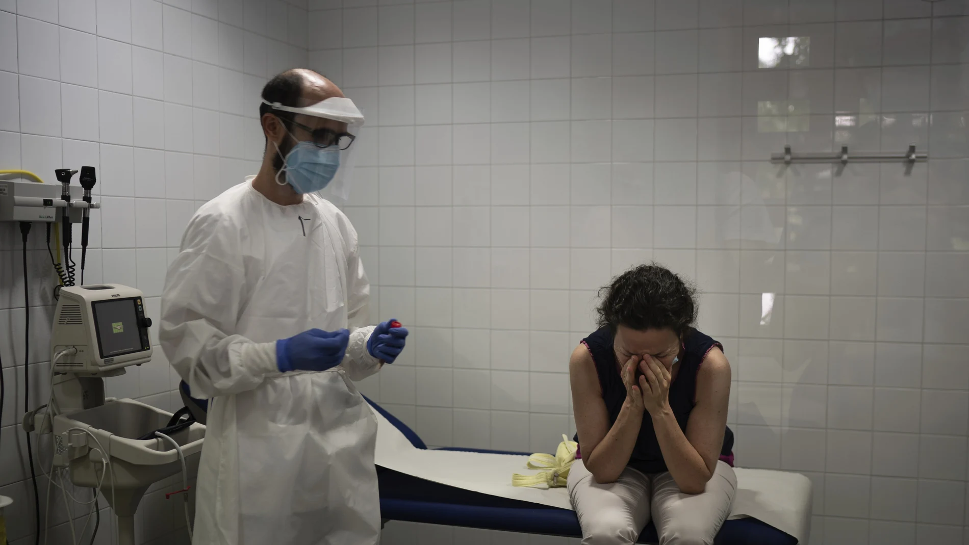 Una mujer reacciona tras someterse a una prueba PCR en un centro de Atención Primaria en Cataluña