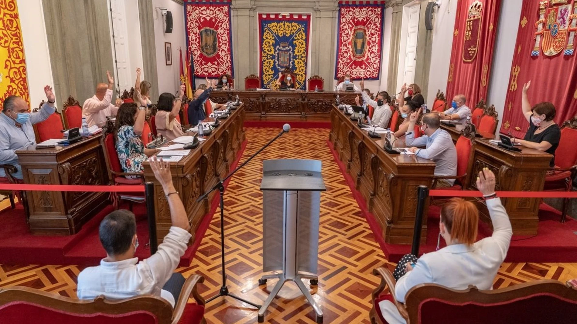 Pleno del Ayuntamiento de Cartagena pide el cese de Vélez por su "mala gestión" en la llegada de inmigrantes irregulares
