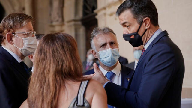 El presidente del Gobierno, Pedro Sánchez, habla con los presidentes de la Comunidad Valenciana, Canarias y Baleares -Ximo Puig (con gafas), Ángel Víctor Torres y Francina Armengol-en el monasterio de Yuso, antes de la celebración de la XXI Conferencia de Presidentes, en San Millán de la Cogolla, La Rioja (España), a 31 de julio de 2020. La conferencia busca el consenso para el reparto de los fondos de recuperación europeos por la crisis del coronavirus.