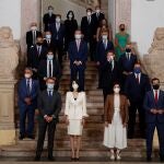 El rey Felipe VI, el presidente del Gobierno, Pedro Sánchez, la presidenta del Senado, Pilar Llop, la jefa del Ejecutivo de la Rioja, Concha Andreu, anfitriona de la conferencia y los presidentes autonómicos posan para la foto de familia en la escalinata del monasterio de San Millán de Yuso, en San Millán de la Cogolla, este viernes, antes del inicio de la Conferencia de Presidentes que busca el consenso para el reparto de los fondos de recuperación europeos por la crisis del coronavirus.