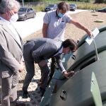 El consejero de Fomento y Medio Ambiente, Juan carlos Suárez-Quiñones, visita la depuradora de Villamañán, en la provincia de León, junto al alcalde, Higinio García