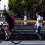 Un hombre circula en bicicleta y con mascarilla por el centro de la ciudad de Valladolid