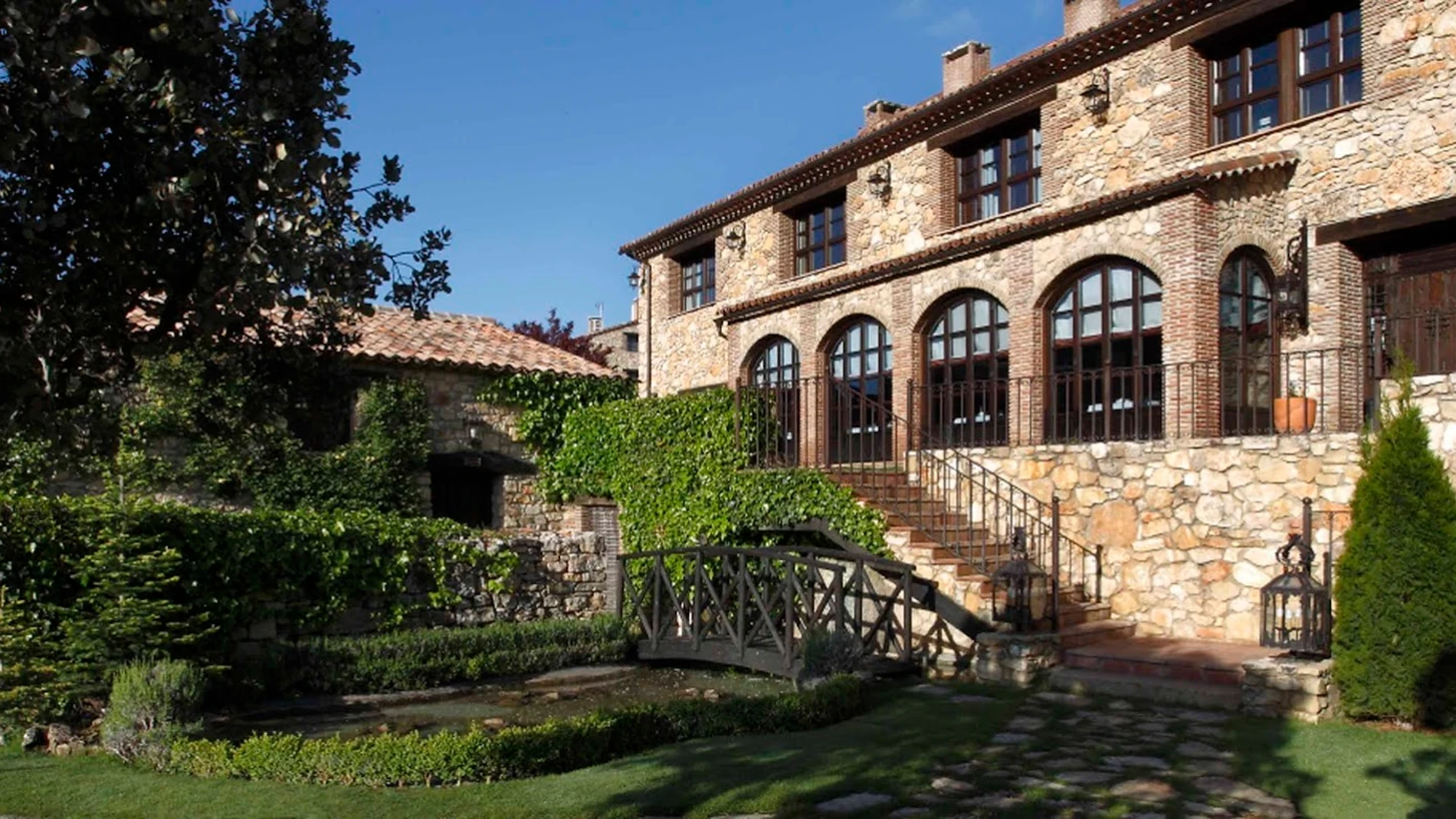 Fachada del Hotel Rural Los Ánades, en Abánades, Guadalajara