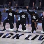 Los jugadores de los Brooklyn Nets antes del arranque de un partido