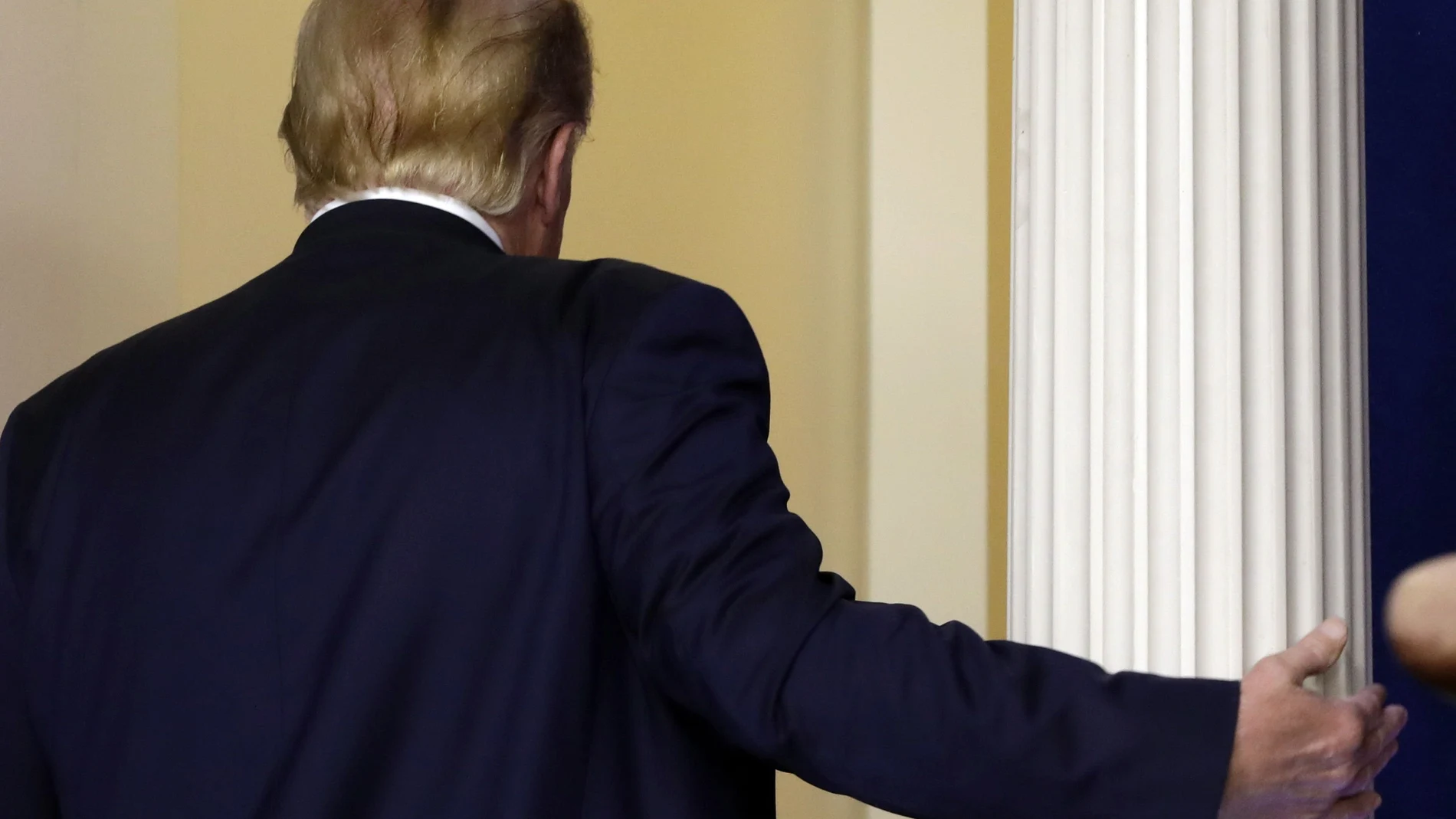 El presidente Donald Trump abandona la sala de conferencias de la Casa Blanca el 30 de julio