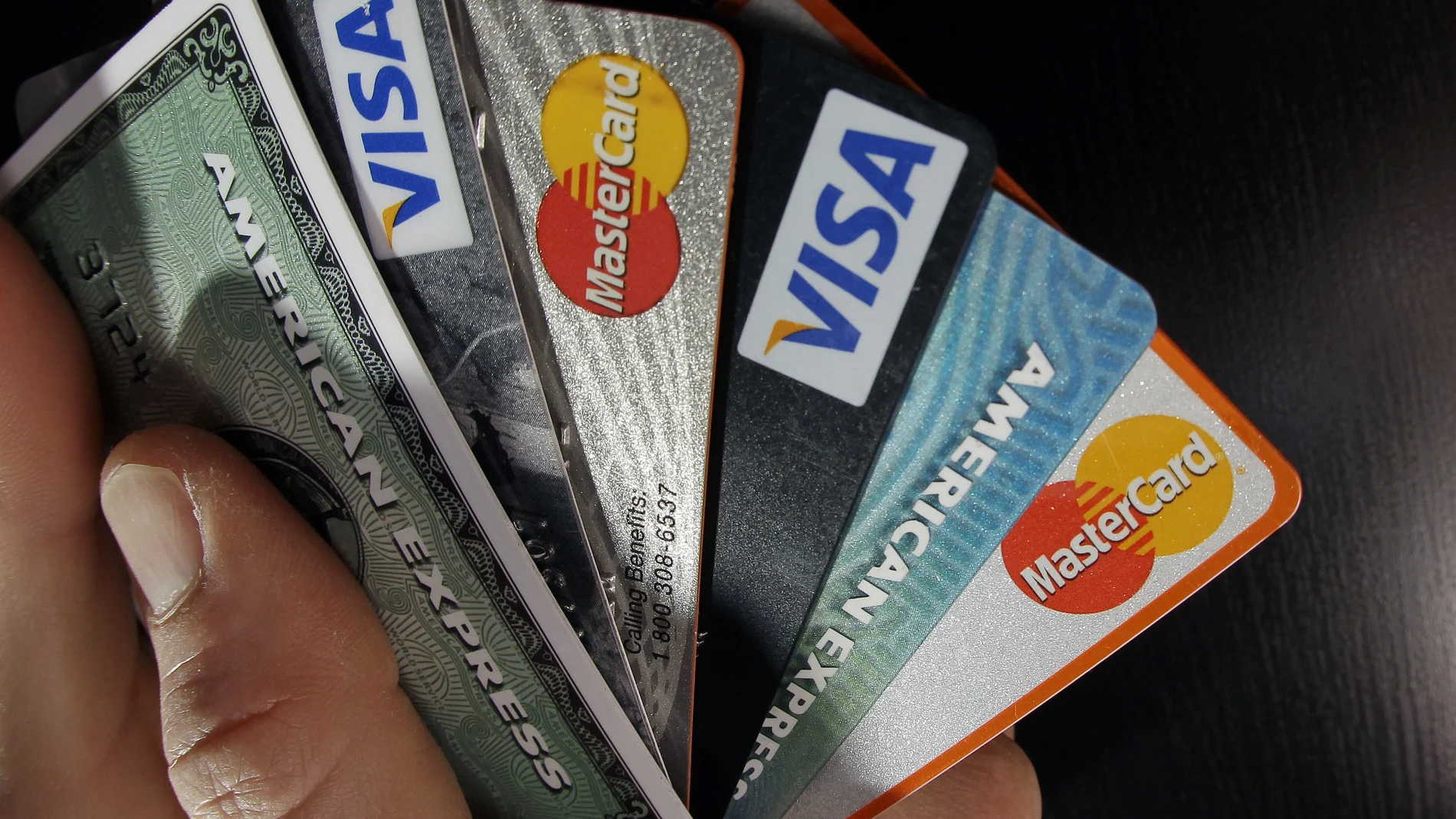 ¿Por qué no deberías quedarte solo con la tarjeta de crédito que te dé tu banco?