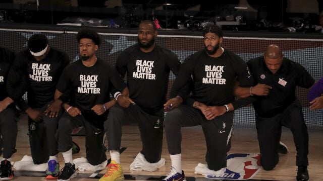LeBron James, Anthony Davis y los demás miembros de los Lakers se arrodillan durante el himno de Estados Unidos.