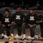 LeBron James, Anthony Davis y los demás miembros de los Lakers se arrodillan durante el himno de Estados Unidos.