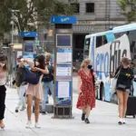 Ambiente en la plaza Cataluña de Barcelona inusualmente vacia de turistas durante las restricciones a causa de la pandemia por la Covid-19 que afectan a Cataluña. EFE/ Marta Perez